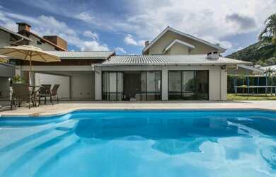 Imagem 2: Linda casa Alto Padrão com arquitetura moderna em Condomínio Fechado Balneário Camboriú