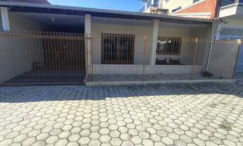 Imagem: Casa na Praia da Ilhota, entre Balneário