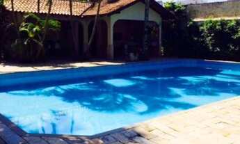 Imagem 2: GRANDE CASA COM PISCINA NO CENTRO DE B. CAMBORIU!