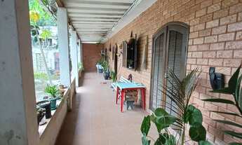 Imagem: CASA COM QUINTAL GRANDE E PISCINA