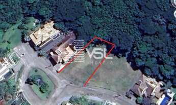 Imagem 2: Terreno em condomínio fechado e de alto padrão, medindo 750 m², com vista para lagoa e mar