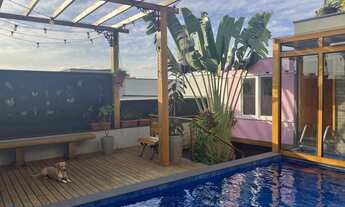 Imagem 2: Casa em Condomínio de Luxo no Jardim Mantova: 3 Suítes, 2 Salas, 4 Banheiros e Vagas de Ga