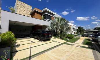 Imagem 2: Casa de luxo em condomínio: 4 quartos, 4 suítes, 3 salas, 5 banheiros, 4 vagas, 333,92 m²