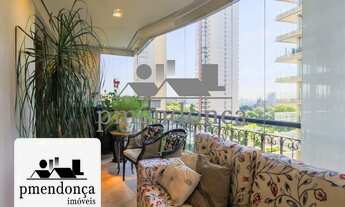 Imagem: Apartamento em edifício neoclássico no