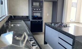 Imagem: Casa de esquina à venda no Villagio Ipanema