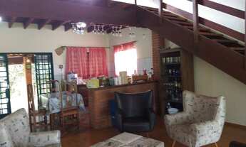 Imagem 2: 4 dormitórios, 1 suítes, 2 banheiro, 8 vagas na garagem, 195M² de Área Construída