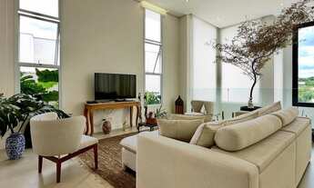 Imagem 2: 3 dormitórios, 3 suíte, 4 vagas na garagem, 240M² de Área Construída