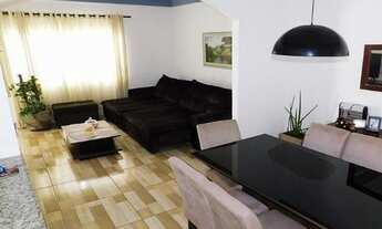 Imagem: Casa à Venda com 3 dormitórios, sendo