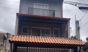 Imagem: 3 dormitórios, 2 banheiro, 4 vagas na garagem