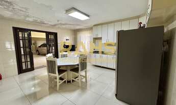 Imagem 3: Casa com 3 quartos sendo 1 suíte, 3 vagas de garagem, área de churrasqueira e amplo quinta