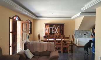 Imagem 2: Casa de luxo à venda em Piratininga, Niterói-RJ, com 5 quartos, 3 suítes e 6 vagas de gara