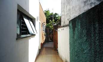 Imagem 2: 4 dormitórios, 1 suítes, 3 banheiro, 2 vagas na garagem, 275M² de Área Construída