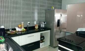 Imagem 7: 4 dormitórios, 2 suíte, 5 banheiro, 4 vagas na garagem, 214M² de Área Construída