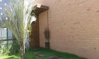 Imagem 2: 3 dormitórios, 3 suíte, 4 banheiro, 4 vagas na garagem, 250M² de Área Construída