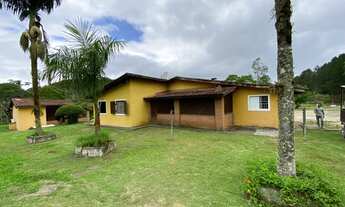 Imagem 3: Chácara em Juquitiba medindo 16.000,00 m² com piscina e 2 lagos