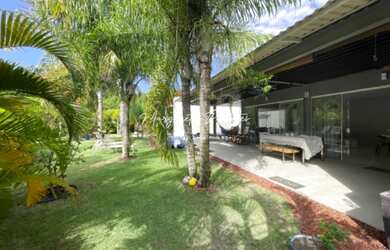 Imagem 4: TÉRREA com 5 quartos, sendo 3 suítes, Home Cine, Home Office, linda piscina e jardim à ven