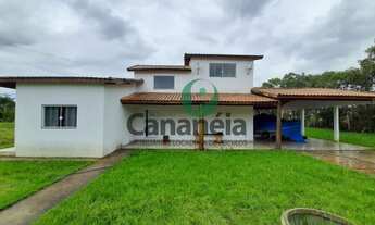 Imagem: Casa ampla com piscina, espaço gormet e