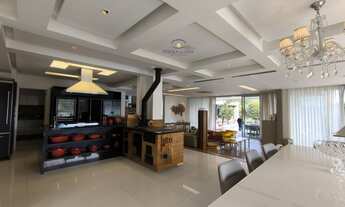 Imagem: Imponente residência em condomínio de