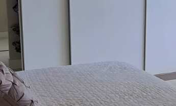 Imagem 3: Mansão Bernardo Bertolucci 308m², suíte master com closet, vista mar, 5/4, sala ampliada