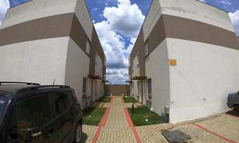 Imagem 2: Venda - Casa 2 dormitórios, quintal com churrasqueira, móveis planejados, em Cond.Fechado!