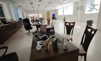 Imagem: 2 banheiro, 4 vagas na garagem, 400M² de