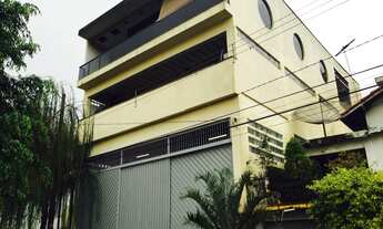 Imagem: Prédio comercial com 4 andares e 750m²