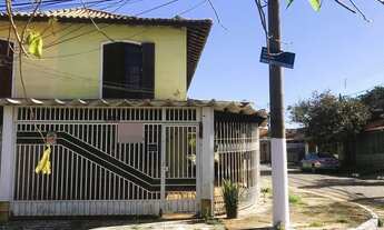 Imagem 2: Sobrado de esquina à venda, em Veleiros, com 3 dormitórios, e 3 vagas de garagens