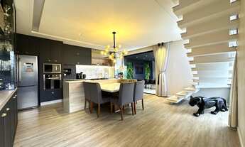 Imagem 7: Sobrado com piscina localizado próximo do Colégio Santo Antônio no bairro Iririú!