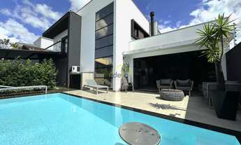 Imagem 1: Sobrado com piscina localizado próximo do Colégio Santo Antônio no bairro Iririú!