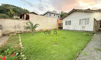 Imagem: Casa de madeira muito bem localizada entre