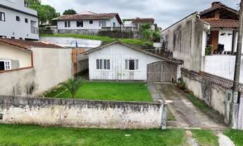 Imagem: Casa de madeira muito bem localizada entre