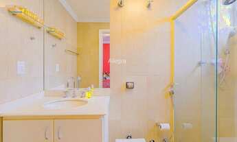 Imagem 4: Com 111 m² de área útil, o apartamento possui três quartos espaçosos, quatro banheiros par