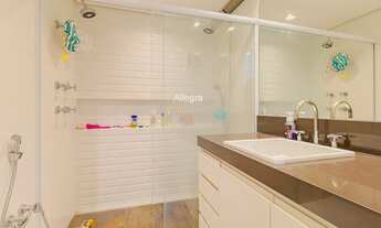 Imagem 7: Com 111 m² de área útil, o apartamento possui três quartos espaçosos, quatro banheiros par