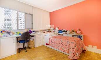 Imagem 3: Com 111 m² de área útil, o apartamento possui três quartos espaçosos, quatro banheiros par