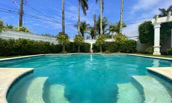 Imagem 4: Mansão de Luxo na Enseada: 5 Quartos, 5 Suítes, Piscina e Vista para o Mar em Guarujá-SP!