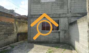 Imagem 4: São 2 casas independentes, cada uma com 3 dormitórios e com 2 vagas de garagem. Próximo a