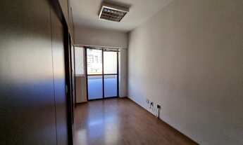 Imagem 2: Oportunidade única: sala comercial à venda no Centro de Curitiba-PR, com 1 banheiro, 1 vag