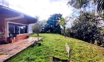 Imagem 2: Chácara à venda toda gramada e arborizada com 3 casas, localizada no bairro da Colônia em