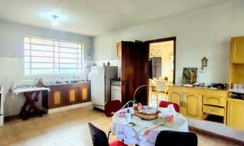 Imagem 7: Chácara à venda toda gramada e arborizada com 3 casas, localizada no bairro da Colônia em