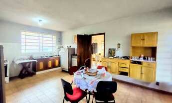 Imagem 6: Chácara à venda toda gramada e arborizada com 3 casas, localizada no bairro da Colônia em