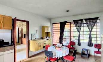 Imagem 5: Chácara à venda toda gramada e arborizada com 3 casas, localizada no bairro da Colônia em