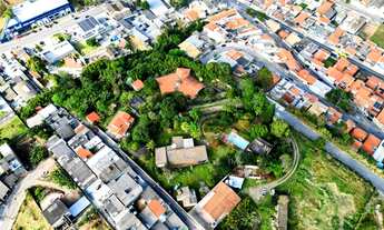 Imagem 2: Chácara à venda toda gramada e arborizada com 3 casas, localizada no bairro da Colônia em