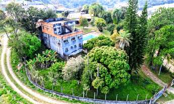 Imagem 6: Chácara à venda toda gramada e arborizada com 3 casas, localizada no bairro da Colônia em