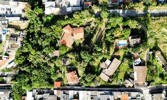Imagem 4: Chácara à venda toda gramada e arborizada com 3 casas, localizada no bairro da Colônia em