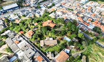 Imagem: Chácara à venda toda gramada e arborizada