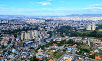 Imagem 7: Chácara à venda toda gramada e arborizada com 3 casas, localizada no bairro da Colônia em