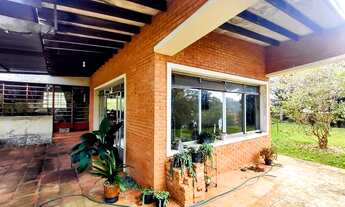 Imagem 1: Chácara à venda toda gramada e arborizada com 3 casas, localizada no bairro da Colônia em