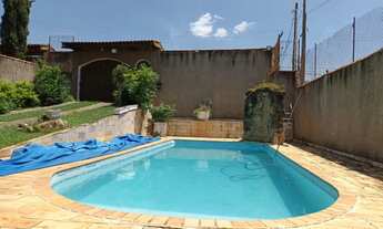 Imagem: CASA COM ESTILO COLONIAL EM BAIRRO RESIDENCIAL