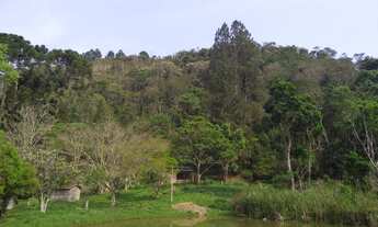 Imagem: Estrutura para moradia e criação de animais