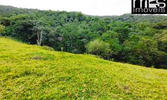 Imagem 2: Mata Exuberante, Clima Frio, Nascente, Fácil Acesso com Vista para as Montanhas
